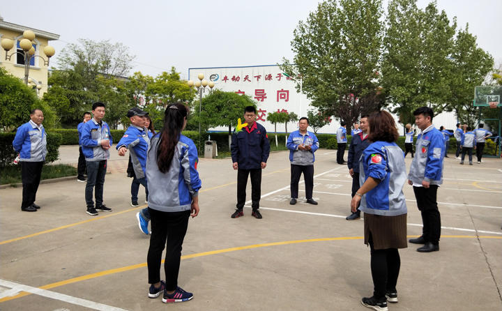 踢毽子比賽讓我們見(jiàn)識(shí)到團(tuán)結(jié)協(xié)作、堅(jiān)持不懈的運(yùn)動(dòng)精神，各隊(duì)在場(chǎng)上展開(kāi)激烈比拼，隊(duì)員們沉著應(yīng)戰(zhàn)、默契配合、快速傳遞