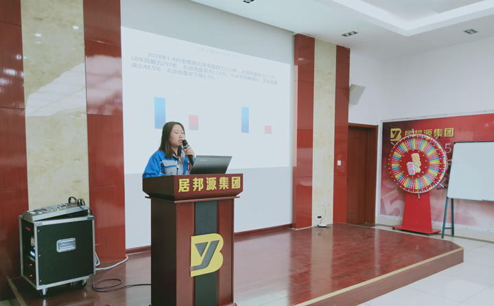 信息部李部長(zhǎng)就網(wǎng)站建設(shè)、運(yùn)營(yíng)、推廣等各項(xiàng)工作進(jìn)行匯報(bào)